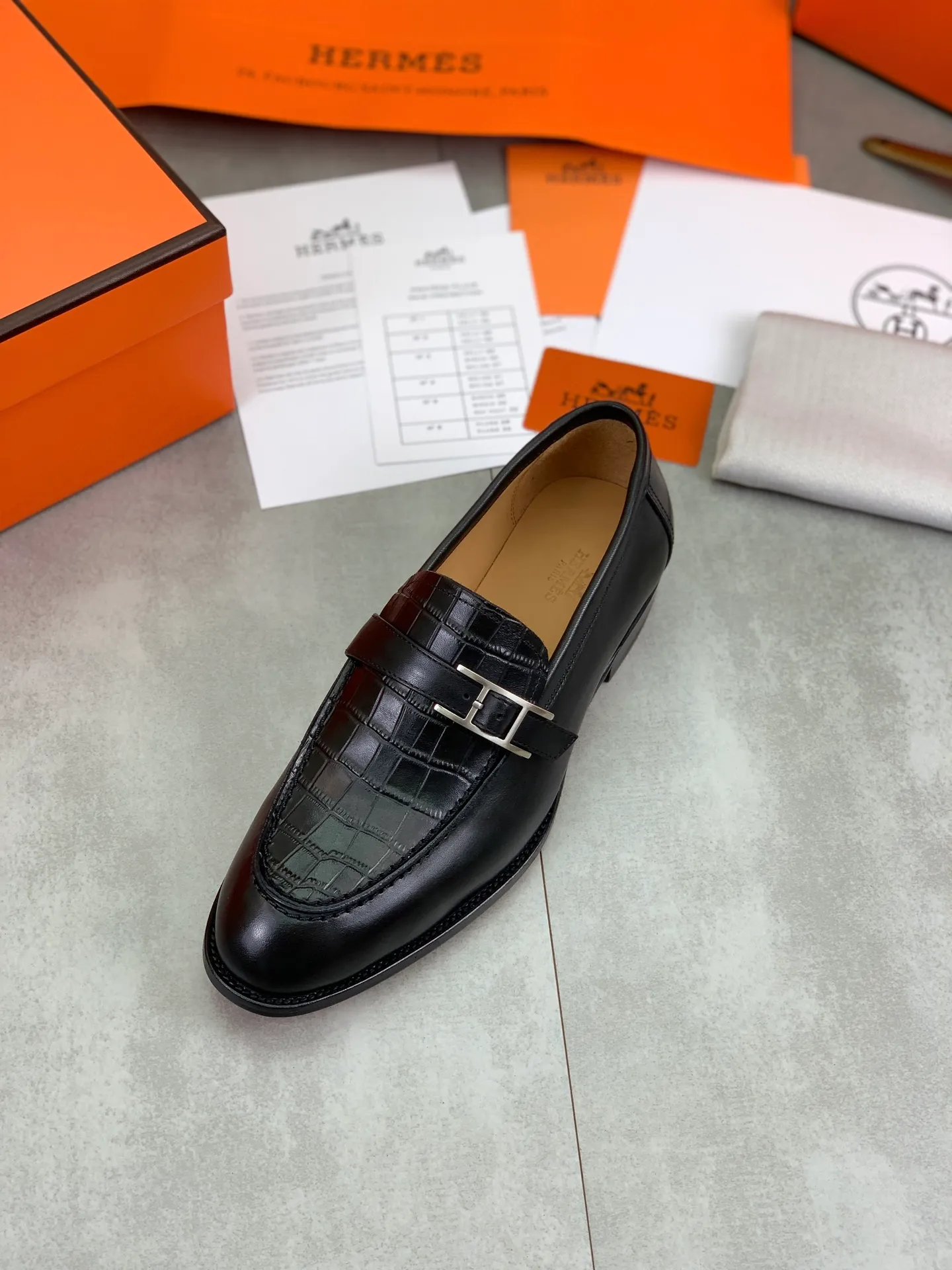 Factory price P980 💰💎💎💎 Original genuine leather outsole Brand: Hermès Grade: Same as the official website Original quality materials: Original soft calfskin Water-dyed cowhide lining Original Italian genuine leather outsole Style categories: Men's fashion Formal casual leather shoes Slip-on men's shoes series Young fashion European and American trends British style Code number: 39-45 (38.46 can be customized)